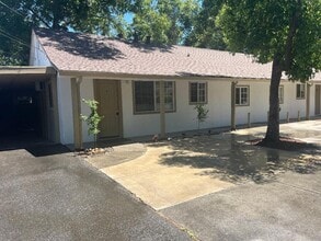 2228 Roanoke Ave in Sacramento, CA - Building Photo - Building Photo