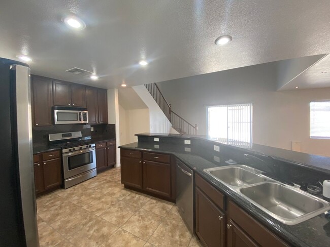 10644 Valley Edge Ct in Las Vegas, NV - Building Photo - Building Photo