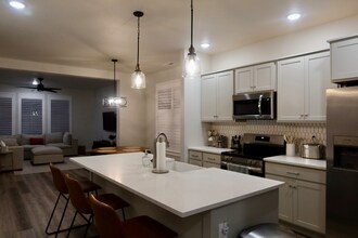 8884 W Hill Rd Pkwy in Garden City, ID - Building Photo - Building Photo