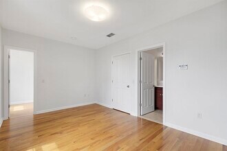 437 Whiton St in Jersey City, NJ - Building Photo - Building Photo