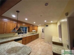 5525 W Waters Dr in Savannah, GA - Foto de edificio - Building Photo