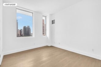 519-19 Borden Ave in Queens, NY - Building Photo - Building Photo