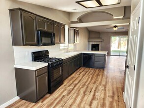 8608 Hoodsport Ave in Bakersfield, CA - Building Photo - Building Photo