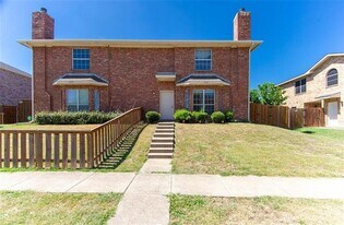 1953 Timber Oaks Dr in Garland, TX - Building Photo