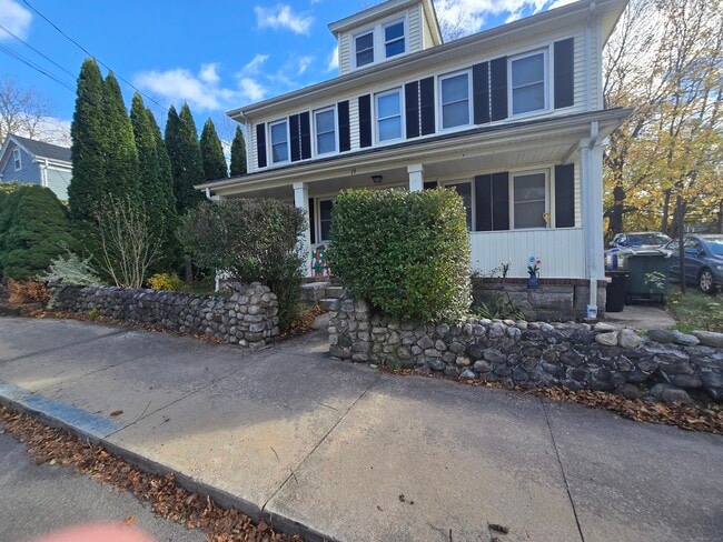 19 Downer St in Stonington, CT - Building Photo - Building Photo