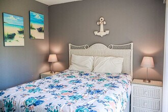 208 W Kingfish St in South Padre Island, TX - Foto de edificio - Building Photo