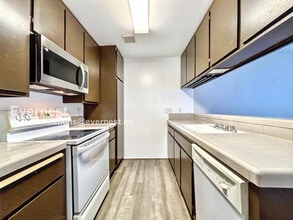 3215 Midway Dr in San Diego, CA - Building Photo - Building Photo