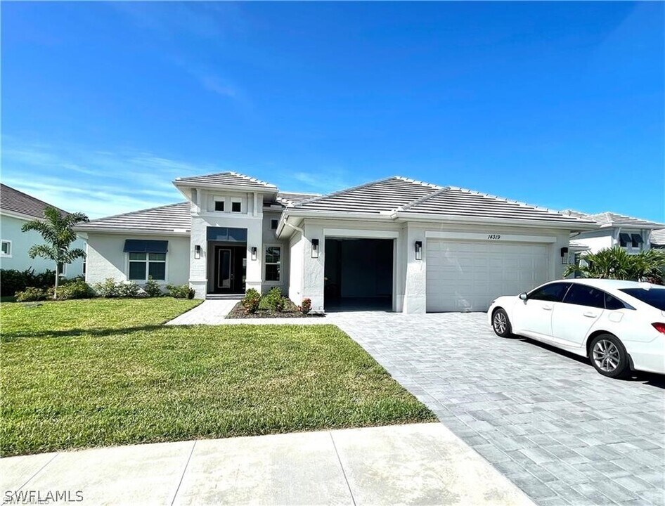 14319 Laguna Spgs Ln in Naples, FL - Foto de edificio