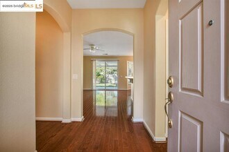 935 Centennial Dr in Brentwood, CA - Foto de edificio - Building Photo
