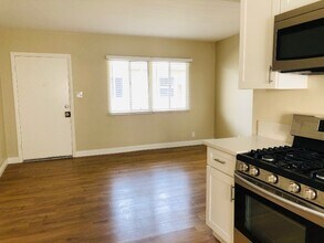 1804 12th St, Unit 4 in Manhattan Beach, CA - Building Photo - Building Photo
