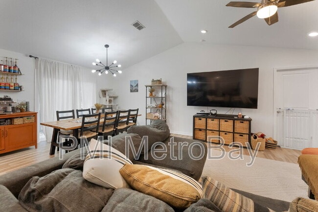 property at 902 W Alsobrook St