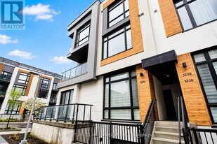 10 David Eyer Rd in Richmond Hill, ON - Building Photo