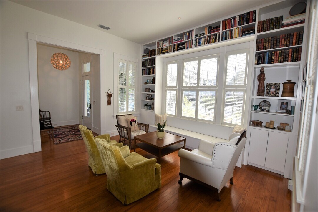 302 Cedar St in San Antonio, TX - Building Photo