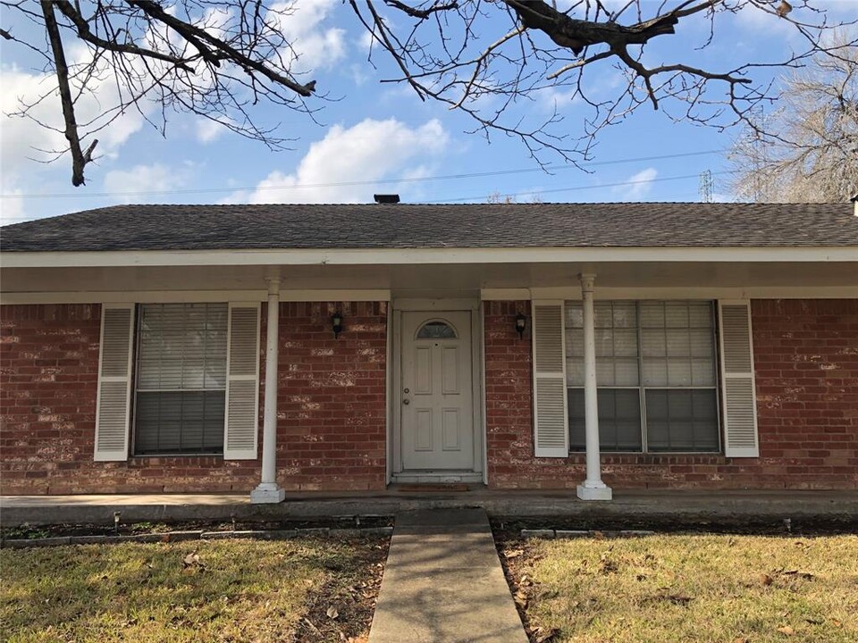 11846 Amblewood Dr in Stafford, TX - Building Photo
