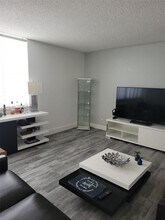 20350 W Country Club Dr, Unit PH8-4 in Aventura, FL - Building Photo - Building Photo