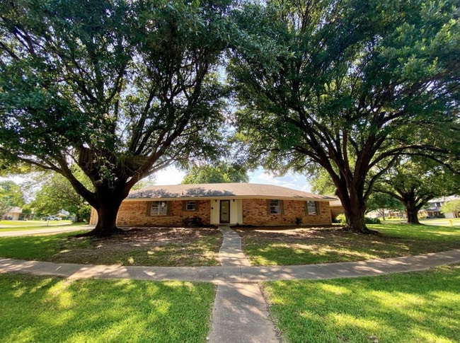 property at 432 S Dresden Cir