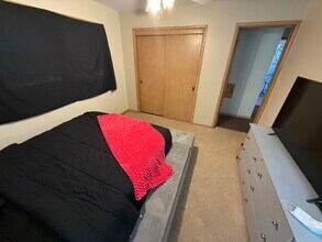 5295 N Mohawk Ave in Glendale, WI - Building Photo - Building Photo