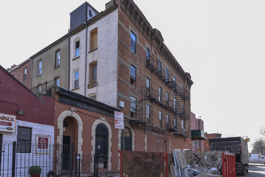 233 Malcolm X Blvd in Brooklyn, NY - Building Photo