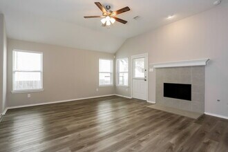 1104 Bight Ct in Crosby, TX - Foto de edificio - Building Photo