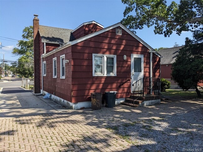 188 Little East Neck Rd in West Babylon, NY - Building Photo - Building Photo