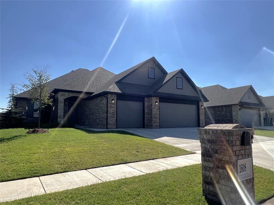 11608 NW 104th St in Yukon, OK - Building Photo
