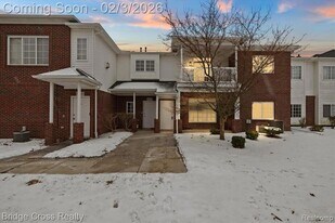 5685 Twin Oaks Dr, Unit 164 in Sterling Heights, MI - Building Photo