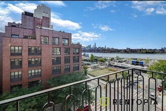187 Kent Ave in Brooklyn, NY - Building Photo - Building Photo