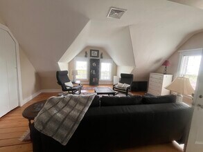 423 Purgatory Rd, Unit 3 in Middletown, RI - Foto de edificio - Building Photo