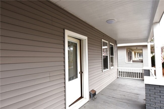 112 Woodlawn Ave W in Utica, NY - Foto de edificio - Building Photo