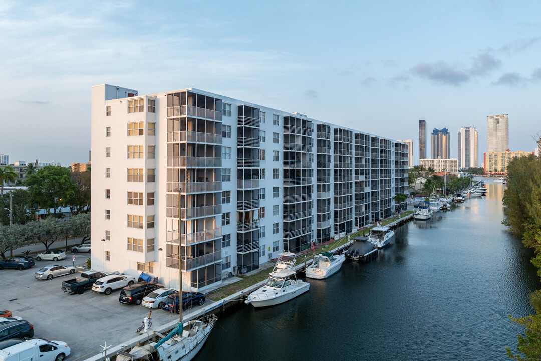 Eastern Shores White House in North Miami Beach, FL - Building Photo