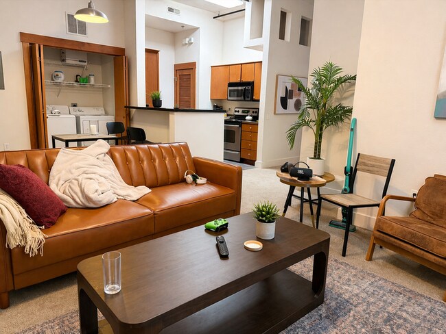 10 W 10th St in Lawrence, KS - Building Photo - Building Photo