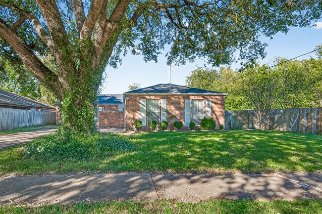 13702 Ella Lee Ln in Houston, TX - Building Photo - Building Photo