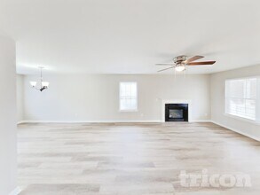 301 Bedford Park Dr in Winston-Salem, NC - Foto de edificio - Building Photo