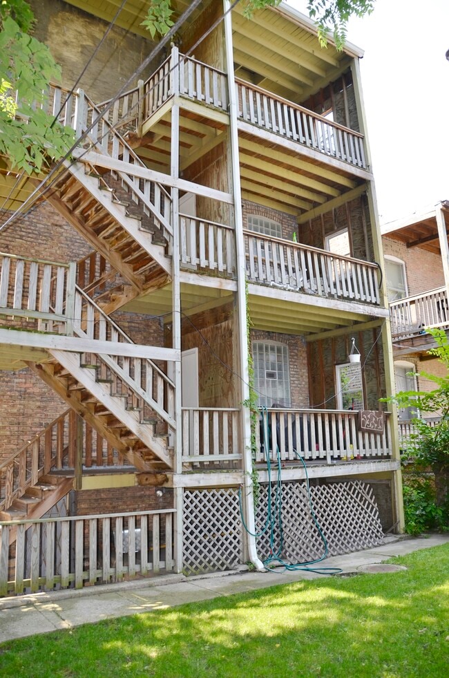 6121 S St Lawrence Ave in Chicago, IL - Building Photo - Building Photo