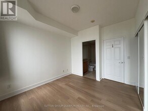 388 Prince of Wales Dr in Mississauga, ON - Building Photo - Building Photo