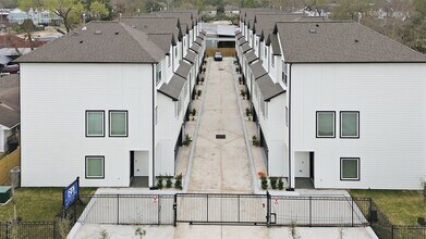 9405 D Hammerly Blvd in Houston, TX - Building Photo - Building Photo