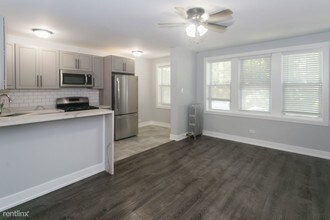 1521 W Sherwin Ave-Unit -Unit 202 in Chicago, IL - Building Photo - Building Photo