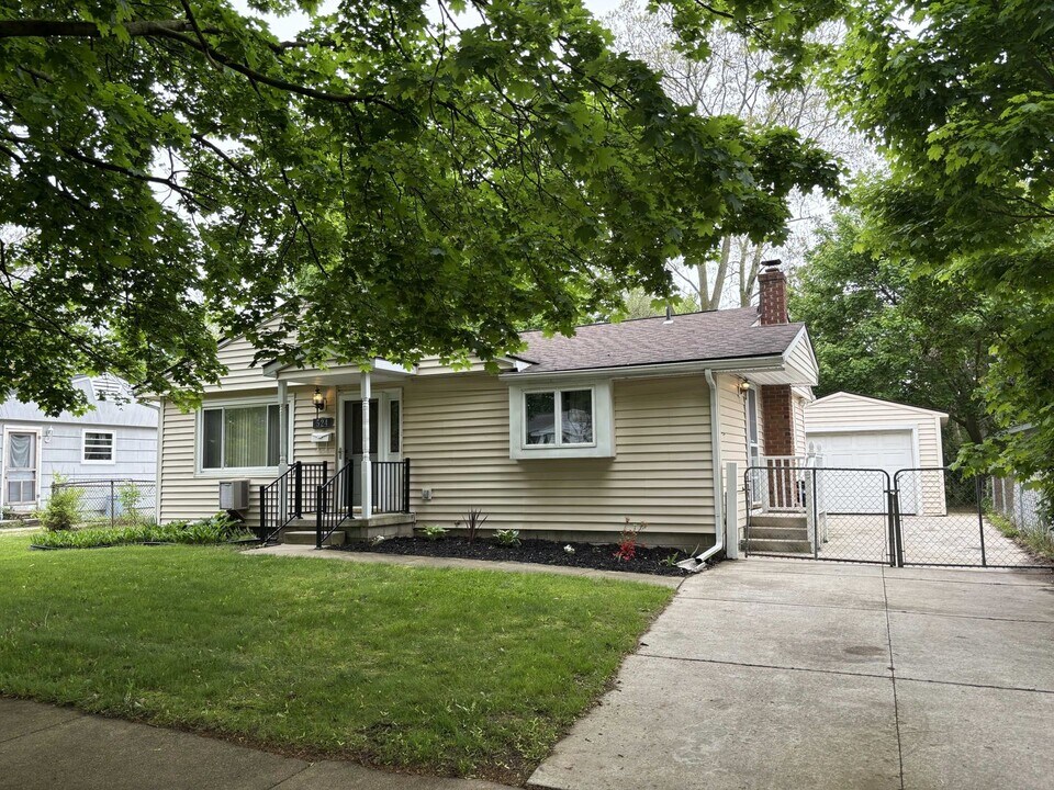 524 Lane St in Chelsea, MI - Building Photo