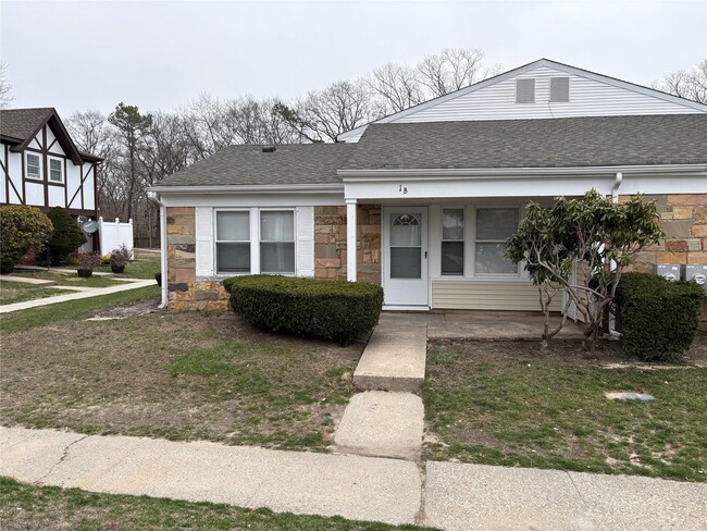1 B Ethan Allen Ct in Ridge, NY - Building Photo - Building Photo