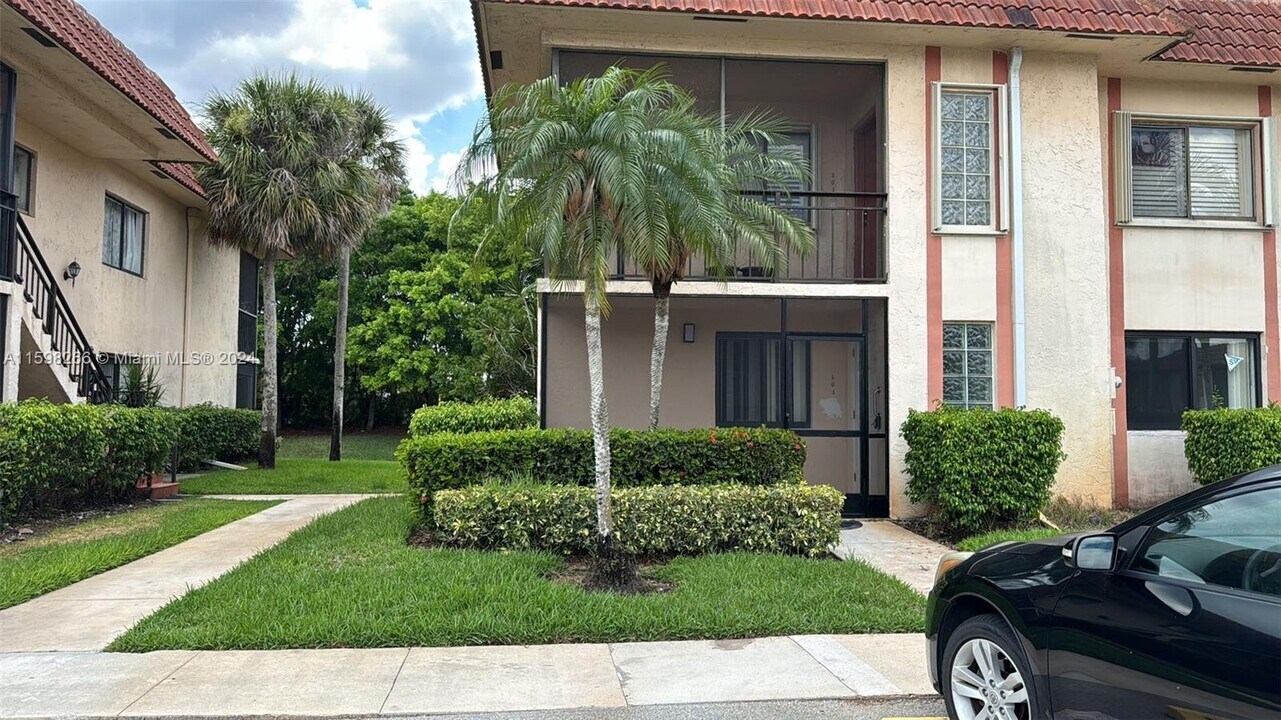 331 Lakeview Dr, Unit 101 in Weston, FL - Building Photo
