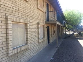 Mountain Springs Apartments in Phoenix, AZ - Building Photo - Building Photo