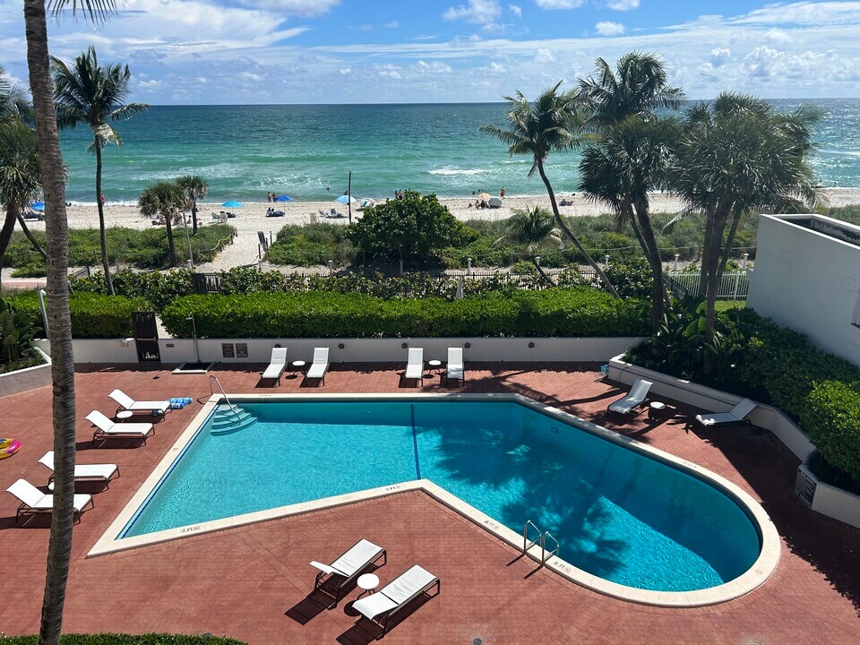 5415 Collins Ave, Unit 302 in Miami, FL - Foto de edificio