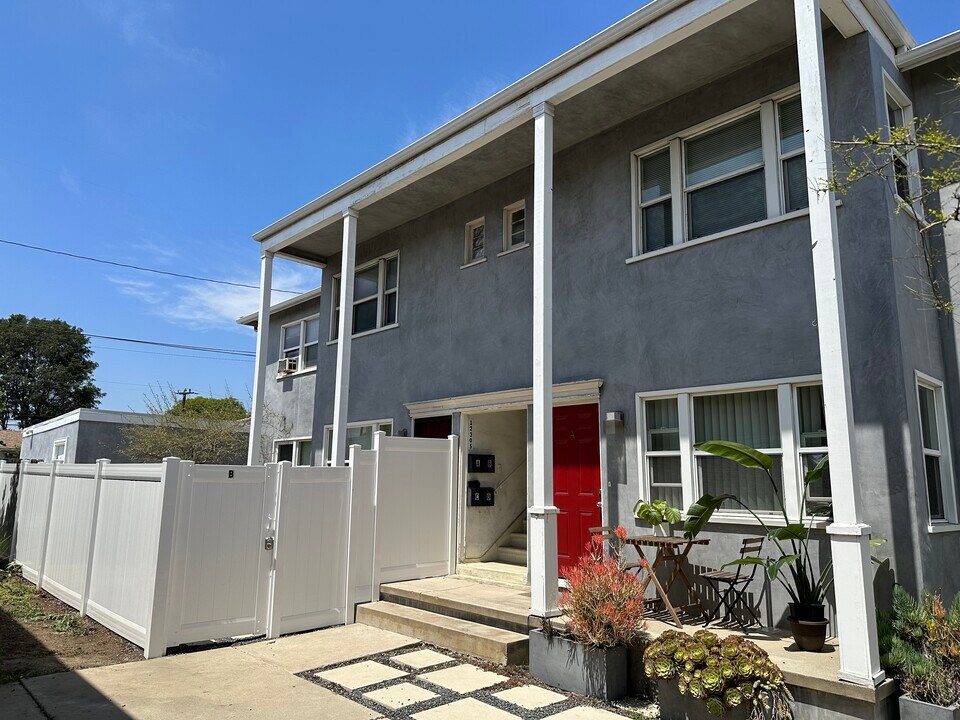 12305 Washington Pl in Los Angeles, CA - Building Photo