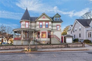350 Broadway in Newport, RI - Building Photo