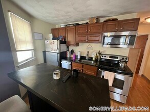 217 Holland St, Unit 2B in Somerville, MA - Building Photo - Building Photo