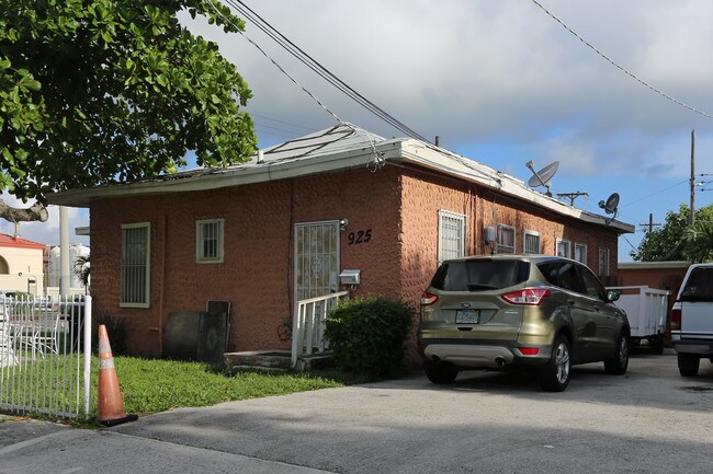 302 N Tamarind Ave in West Palm Beach, FL - Foto de edificio - Building Photo