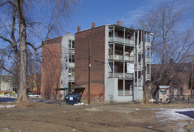 640 S East St in Holyoke, MA - Foto de edificio - Building Photo