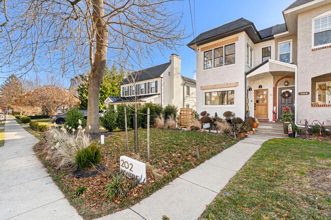 202 W Wayne Ave, Unit B in Wayne, PA - Foto de edificio - Building Photo