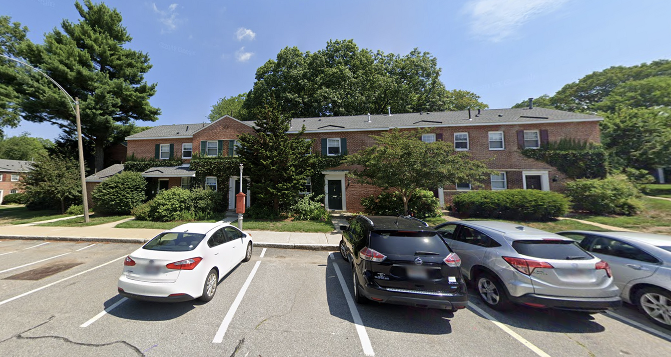 120 Gerry Rd, Unit #109 in Chestnut Hill, MA - Building Photo