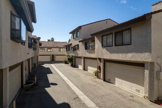 Topanga Townhomes in Chatsworth, CA - Foto de edificio - Building Photo
